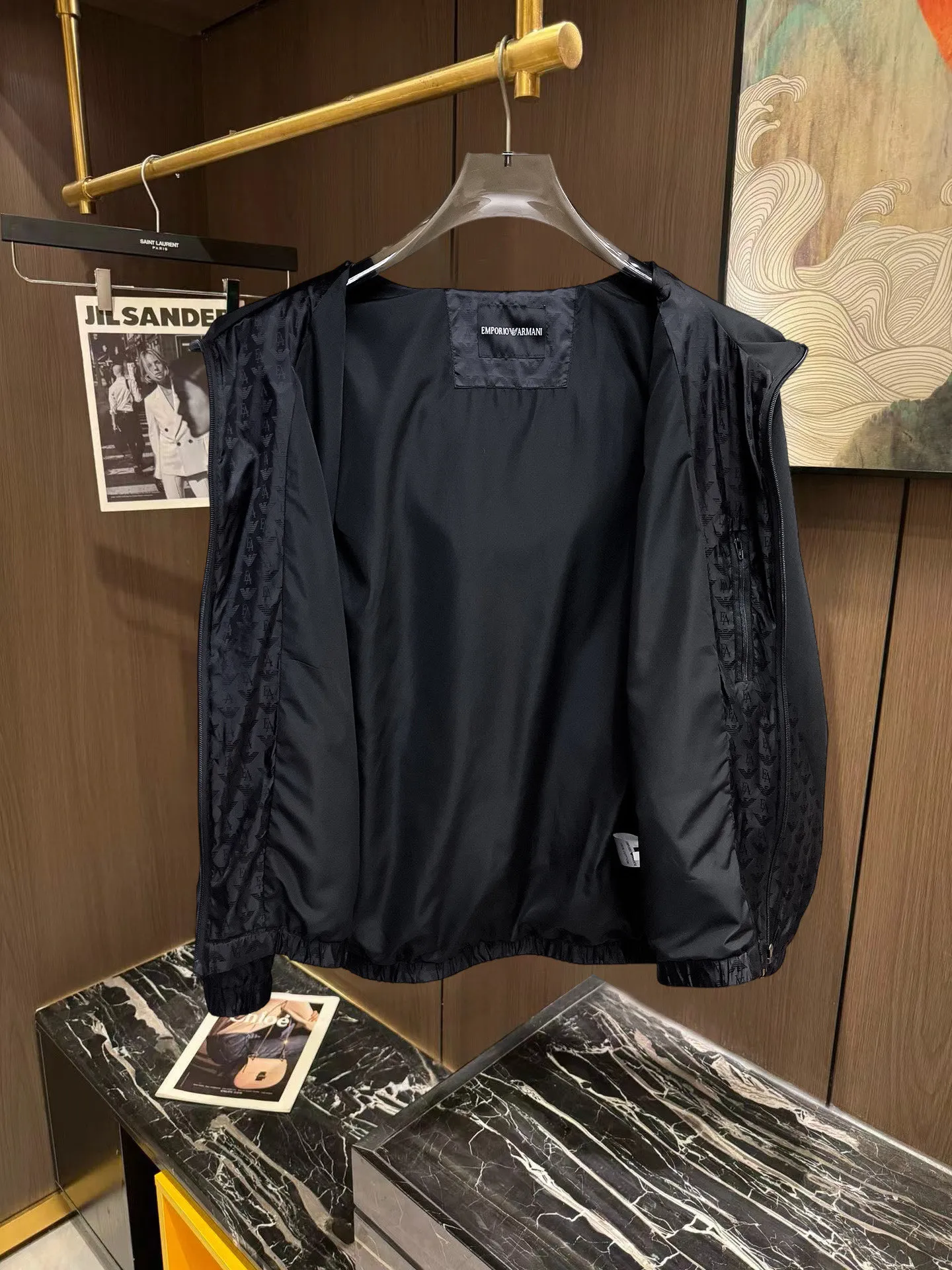 Armani official website Same Style, complete with three labels, on sale in advance. 2026 Autumn and Winter New Arrival men's jacket, Original with complete three labels, Premium version. Custom-made fabrics at the counter. Breathable, high comfort, impeccable details, brand element design concept, reflecting high quality. It feels delicate and soft, presents a casual cut, and has a great upper body shape. Sizes: M～3XL,